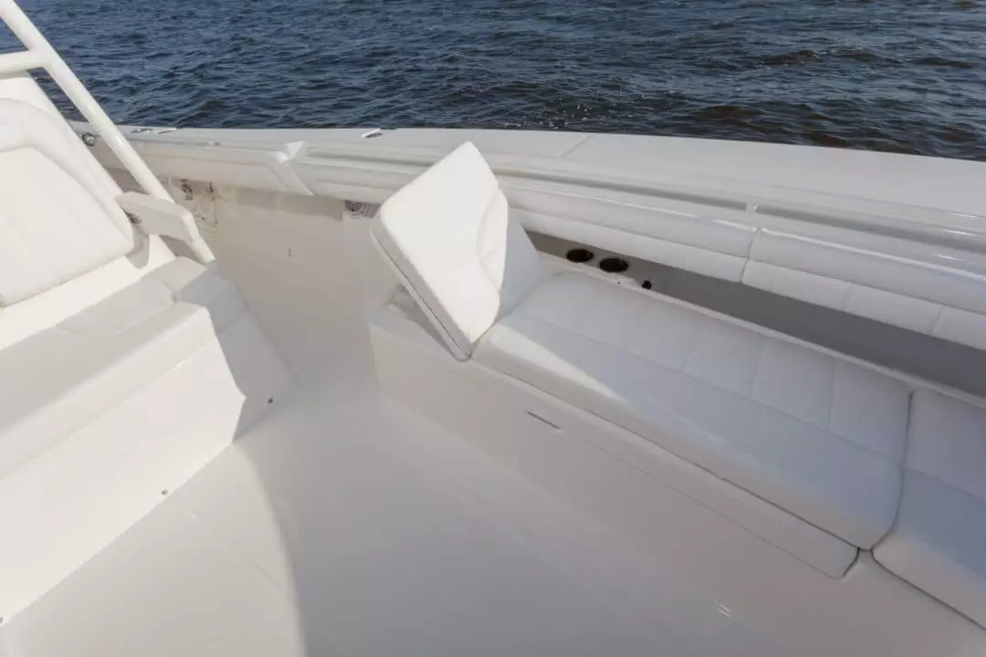 34-regulator-center-console-boat-forward-seat-backrest