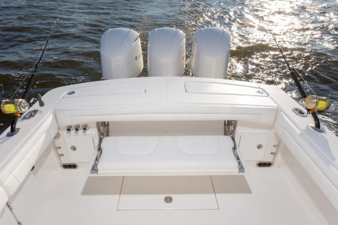34-regulator-center-console-boat-transom-seating-yamaha-outboard
