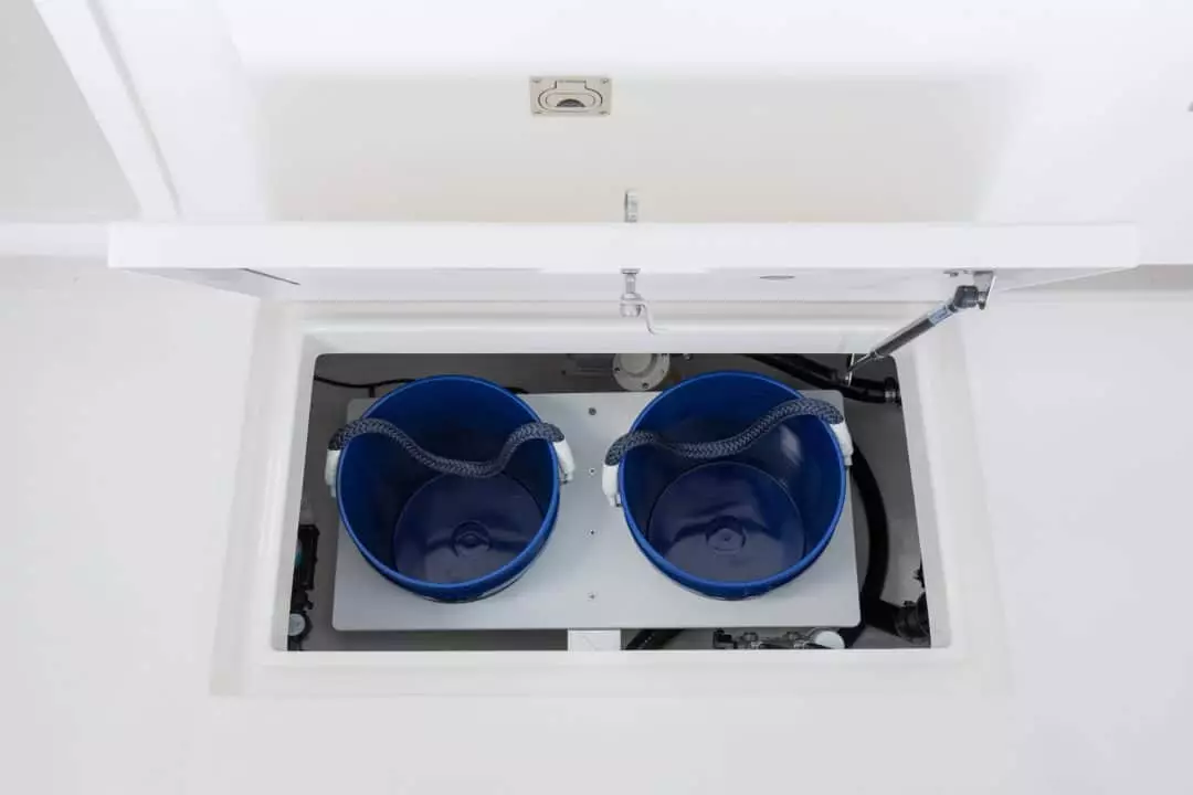 23-regulator-center-console-boat-bucket-holder