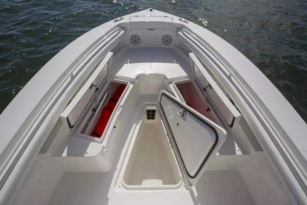 23-regulator-center-console-boat-forward-storage-fishbox