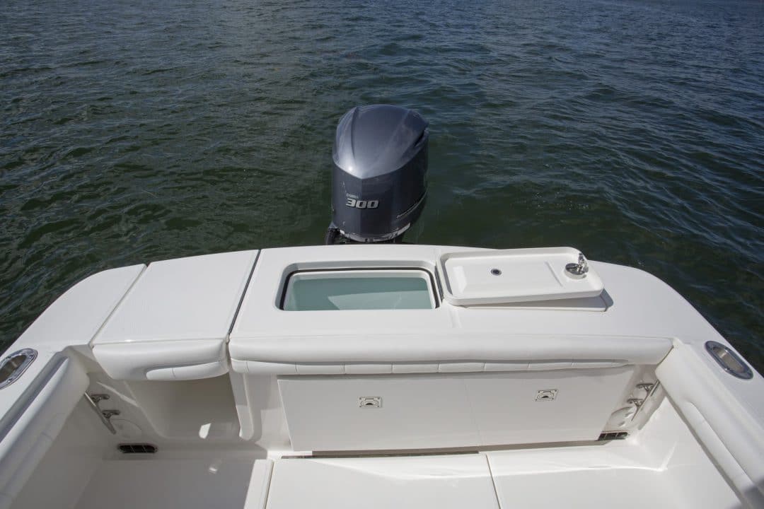 23-regulator-center-console-boat-transom-livewell-yamaha-outboard