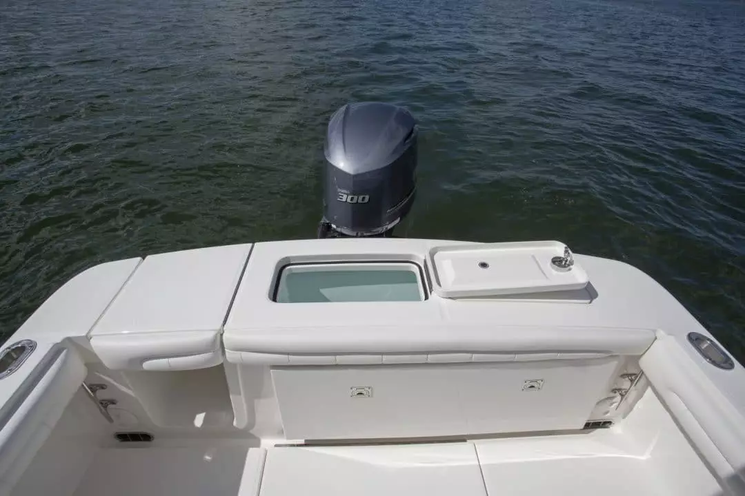23-regulator-center-console-boat-transom-livewell-yamaha-outboard
