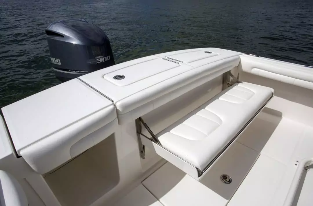 23-regulator-center-console-boat-transom-seat-yamaha-outboard