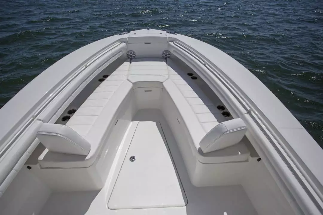 25-regulator-center-console-boat-forward-seating