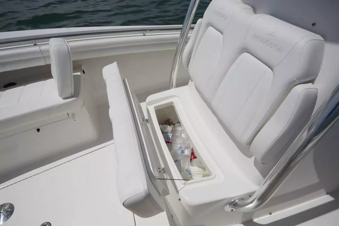 25-regulator-center-console-boat-seat-storage-cooler