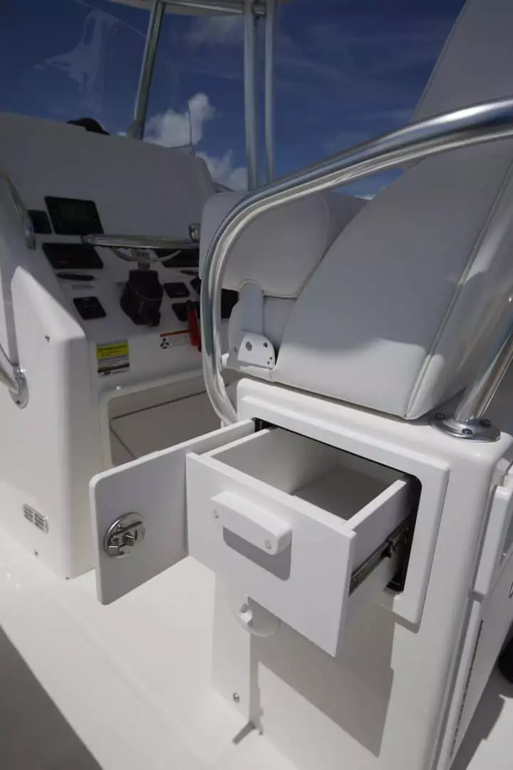 25-regulator-center-console-boat-seating-storage