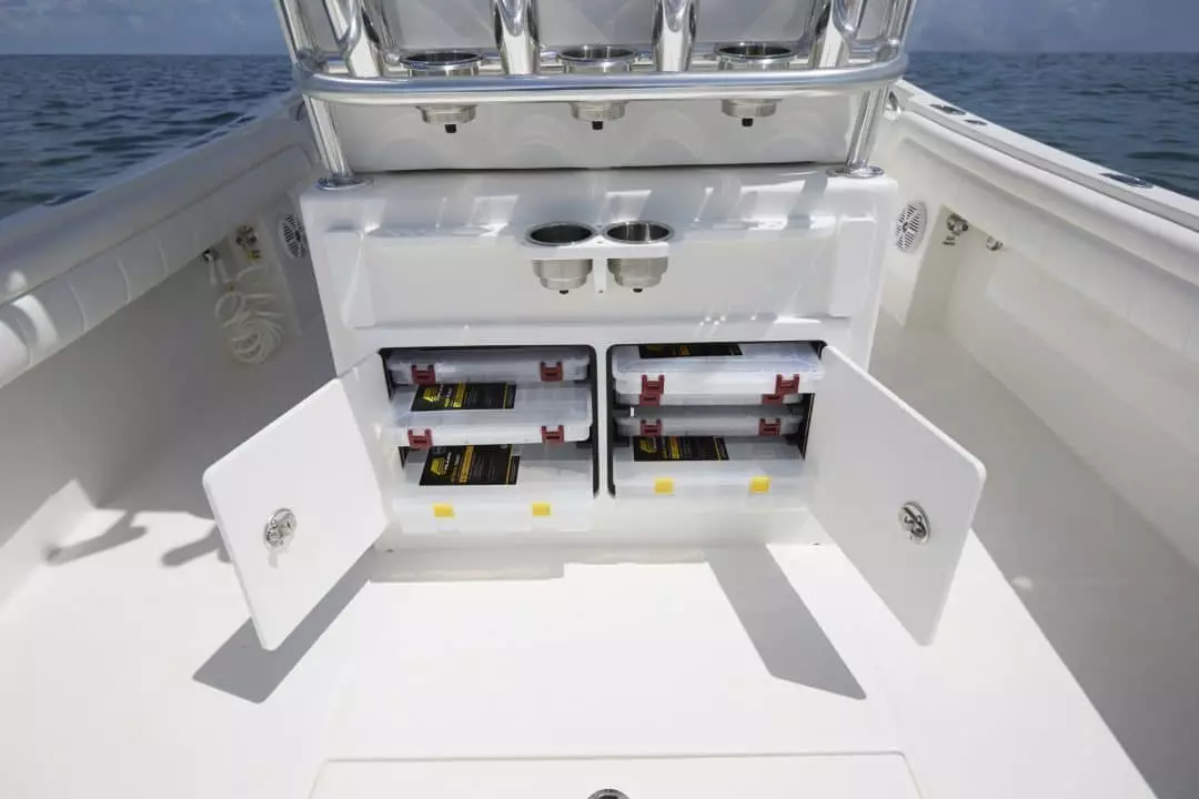 25-regulator-center-console-boat-tackle-center