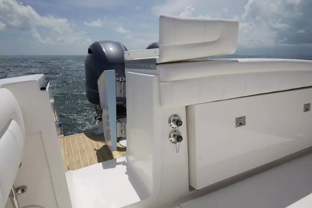 25-regulator-center-console-boat-transom-tuna-door-yamaha-outboard