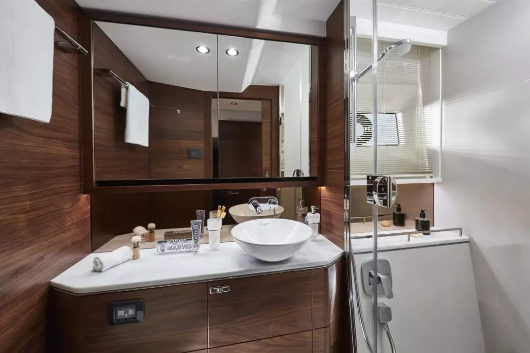 f55-interior-owners-bathroom