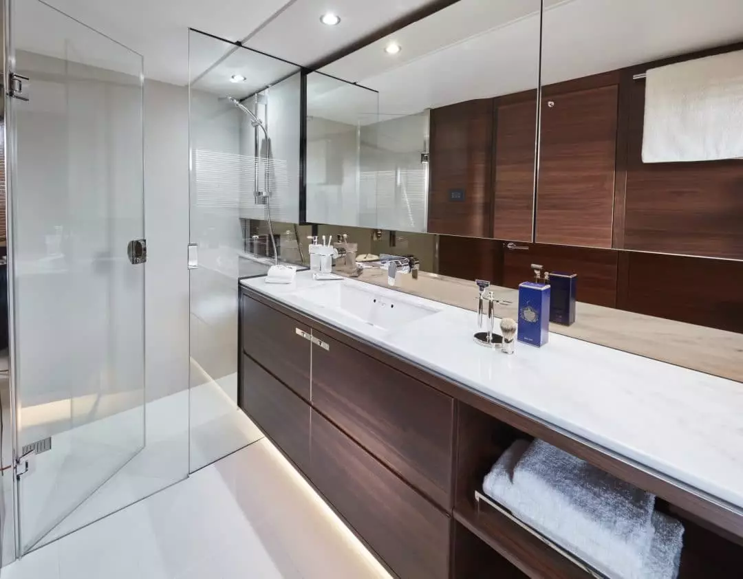 f70-interior-owners-bathroom