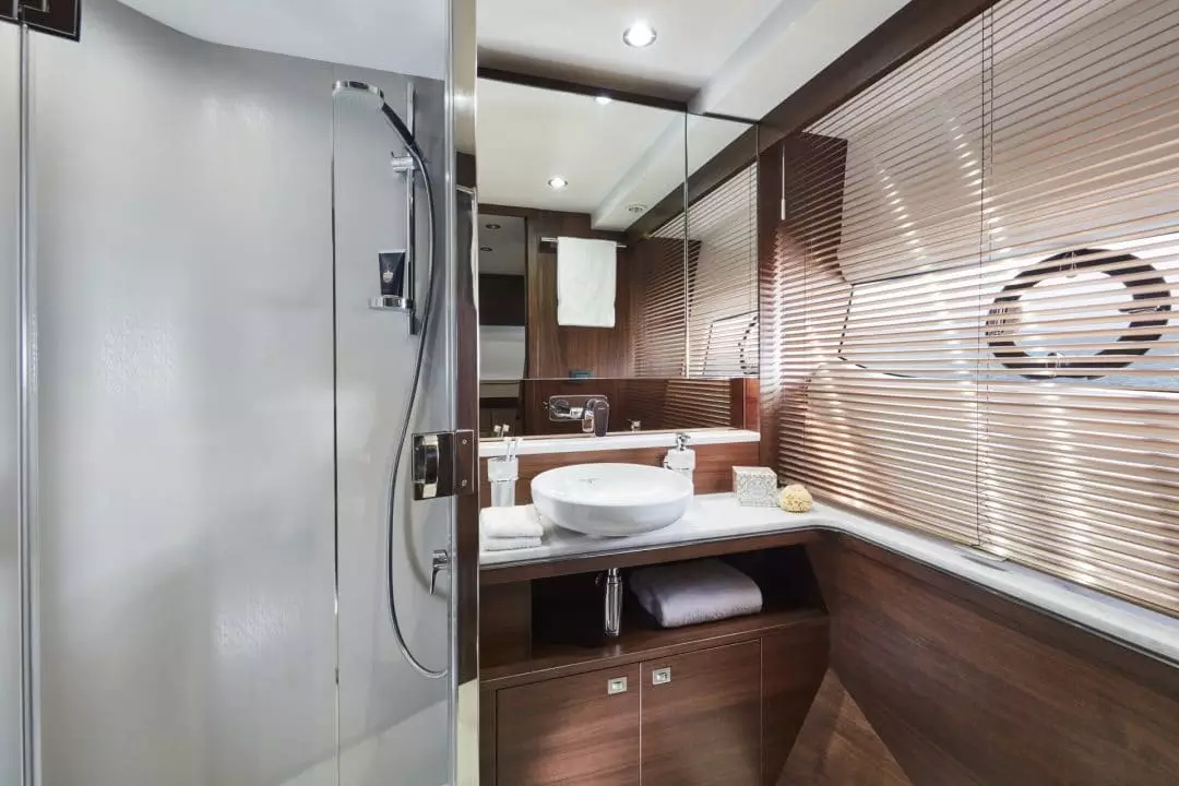 f70-interior-starboard-cabin-bathroom