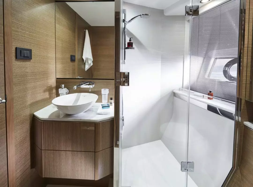 v65-interior-starboard-bathroom