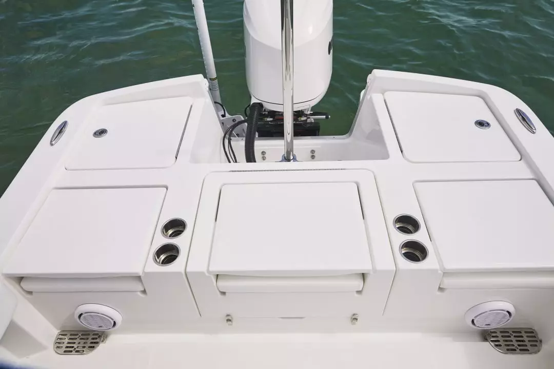 reg26xo_flush folding seats down for transom casting platform_w9a2534_rgb_wed