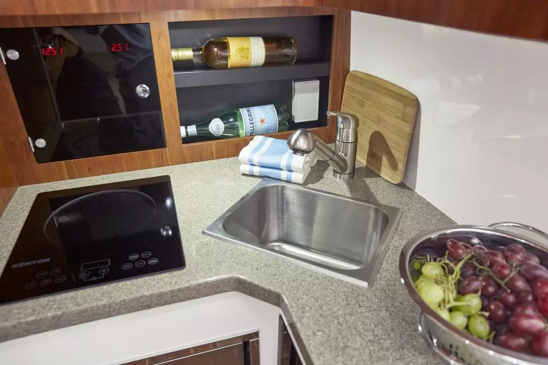 41-regulator-center-console-boat-cabin-galley-kitchen