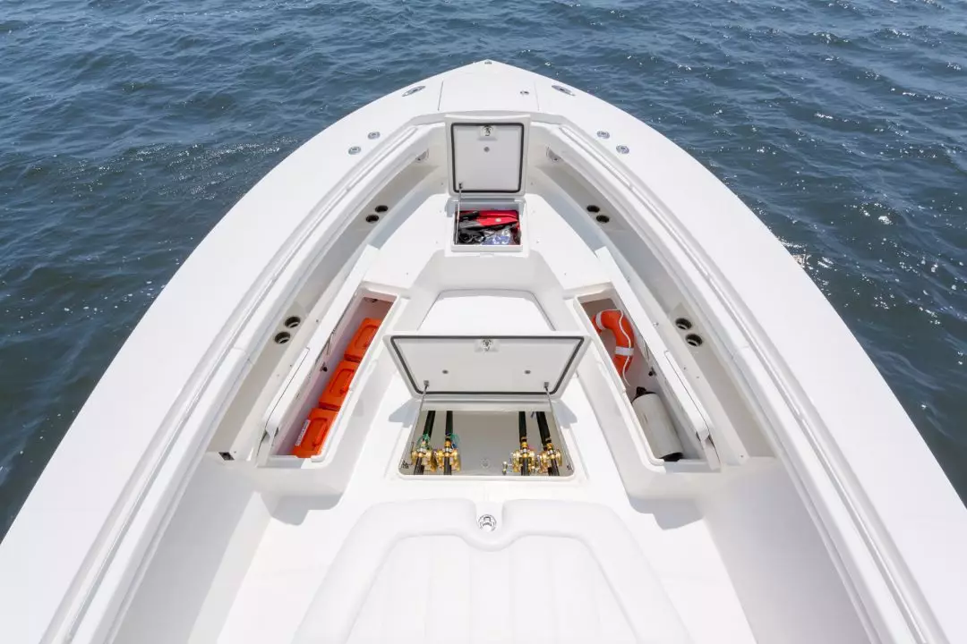 41-regulator-center-console-boat-forward-seat-storage-fishbox-1