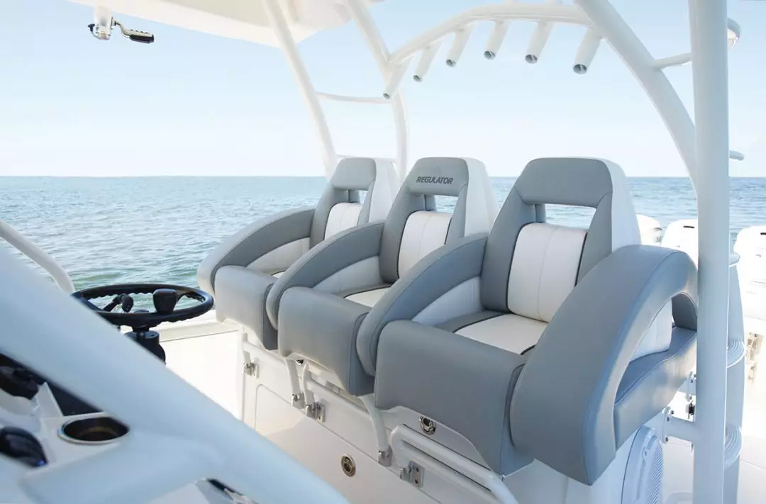 41-regulator-center-console-boat-helm-seating