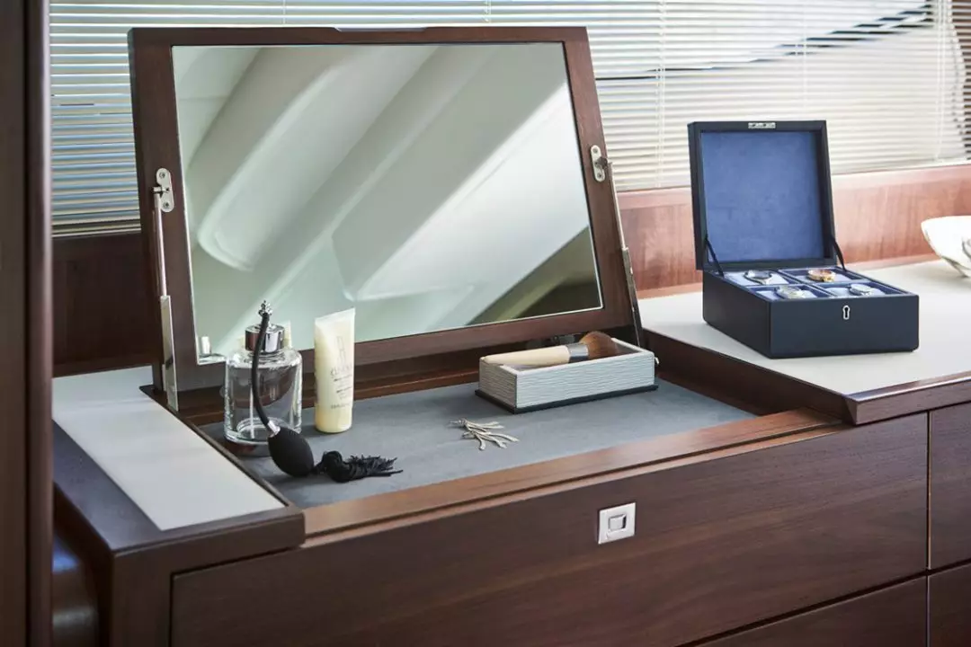 f50-master-stateroom-dressing-table-rt