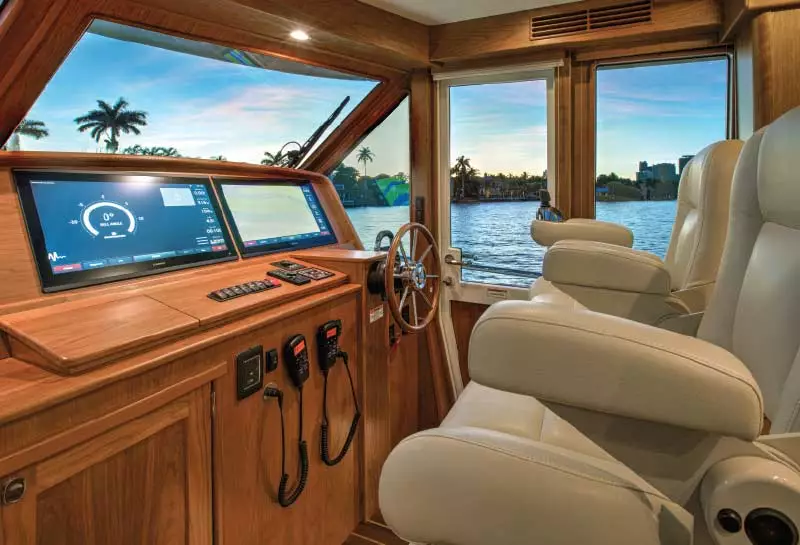 Luxury_Cruising_Yachts_Sabre_58_Helm