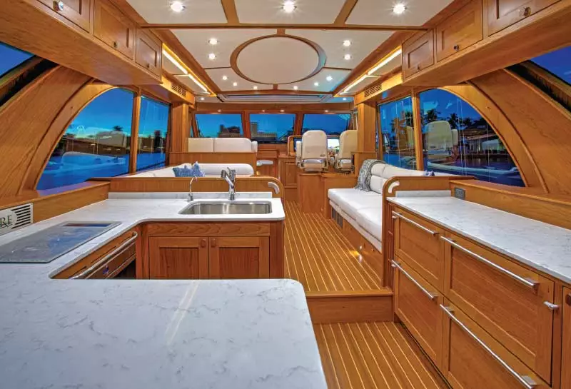Luxury_Cruising_Yachts_Sabre_58_Interior