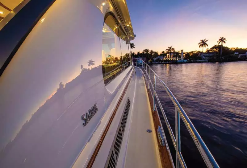 Luxury_Cruising_Yachts_Sabre_Sunset