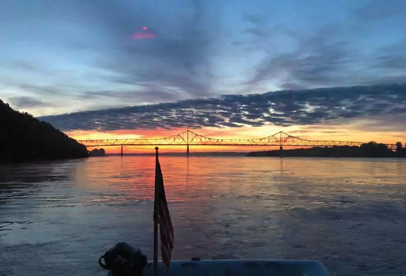 Sunrise_on_the_Mississippi_River