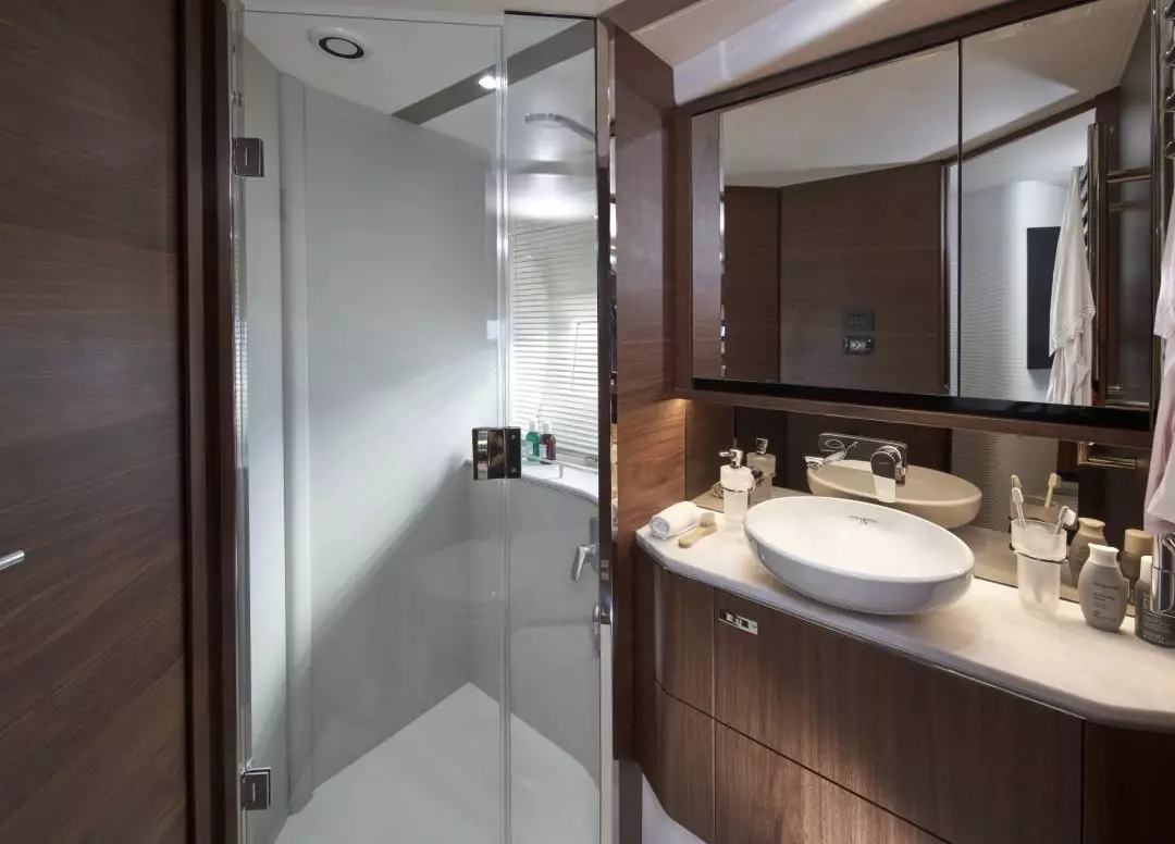 princess-f62-new-forward-bathroom