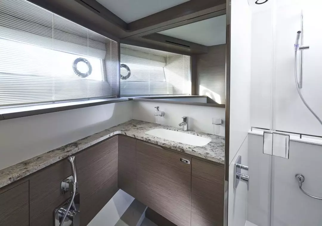 x95-slot-3-interior-forward-bathroom