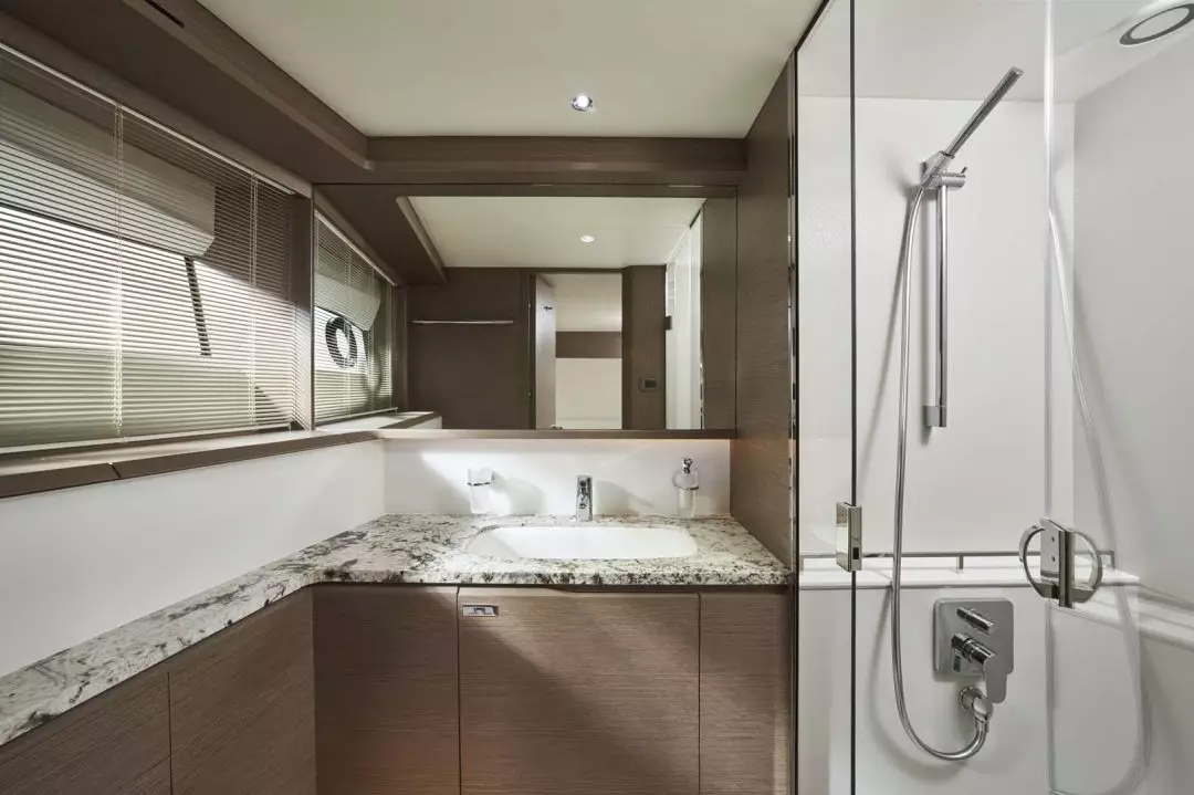 x95-slot-3-interior-port-twin-bathroom-2