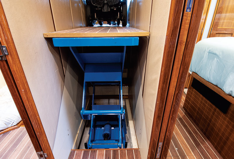 Hydraulic_Companionway_for_wheelchairs